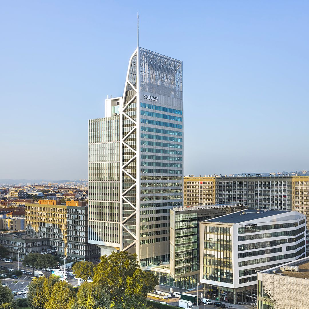 30 000 m² - Hauteur : 126m - 24 étages
- Délai de réalisation : 31 mois